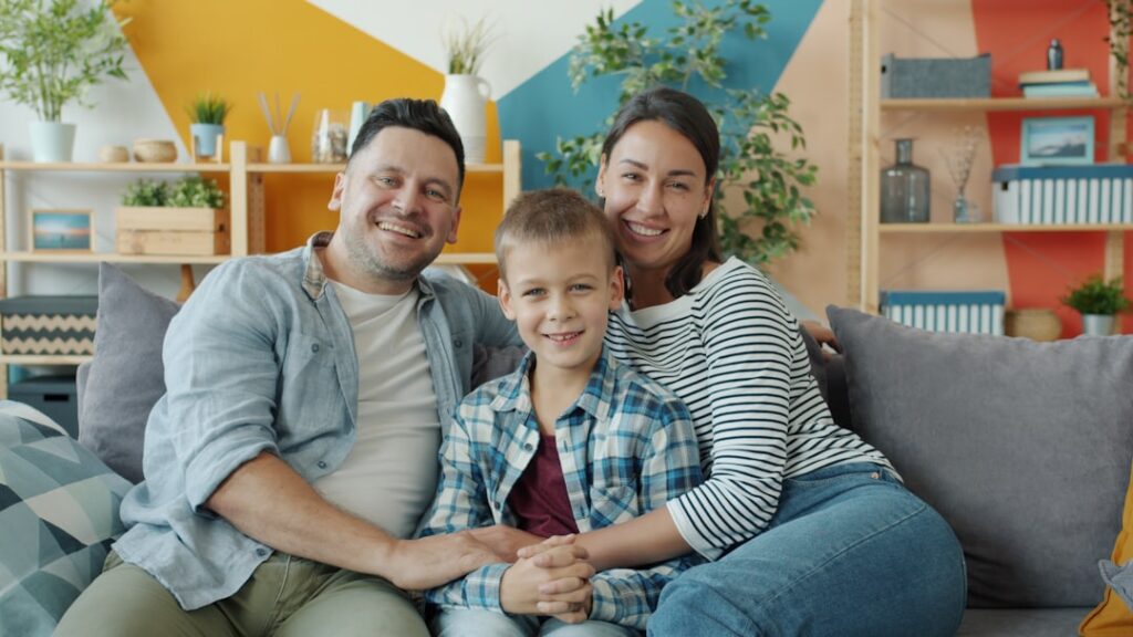 Guarda Compartilhada com Alternância de Residência - Robison Souza - Perito em Psicologia Forense Uma Familia Feliz De Tres Pessoas Sentadas Em Um Sofa 2xb1csEK8As
