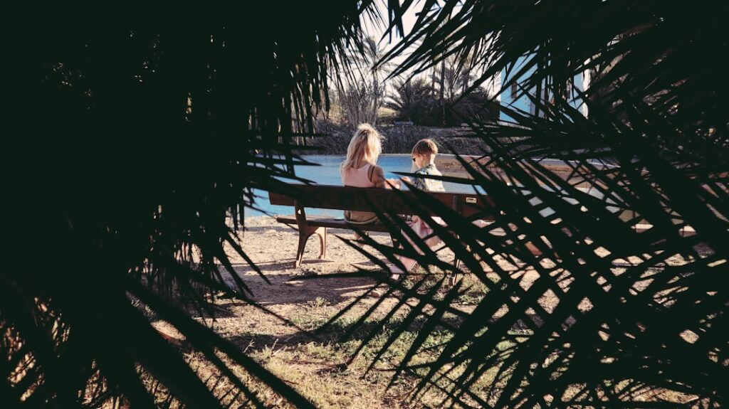 Guarda Compartilhada: Como Funciona o Fim de Semana? - Robison Souza - Perito em Psicologia Forense Um Casal De Mulheres Sentadas Em Cima De Um Banco tWW339c9f9c