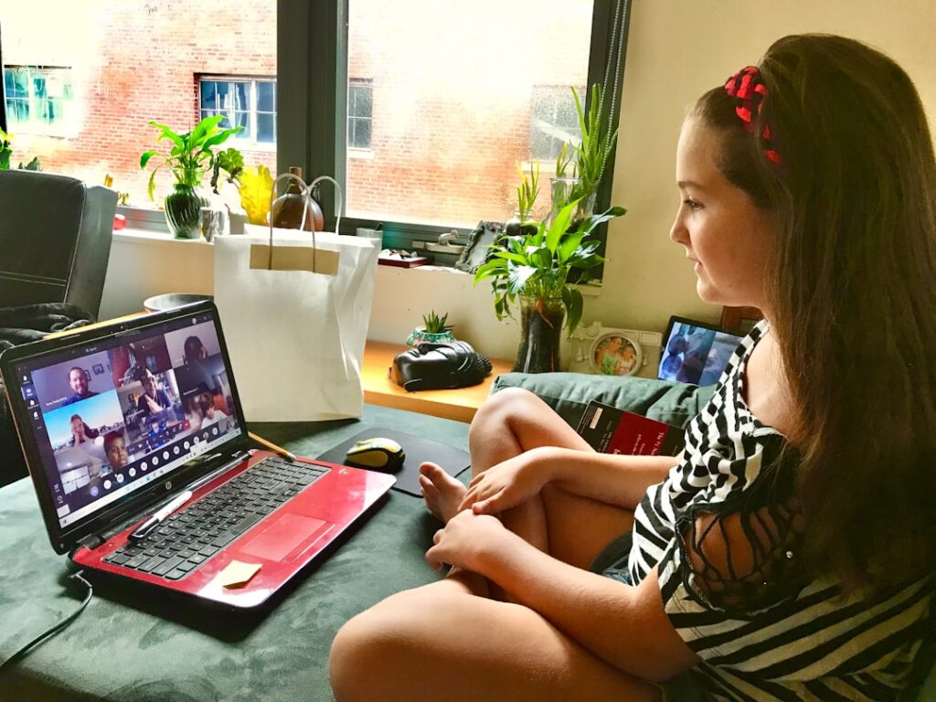 Guarda Compartilhada com Pais em Cidades Diferentes - Robison Souza - Perito em Psicologia Forense Mulher Na Camisa Preta E Branca Da Estampa Da Zebra Usando O Macbook Pro 61fy_dlPtF4
