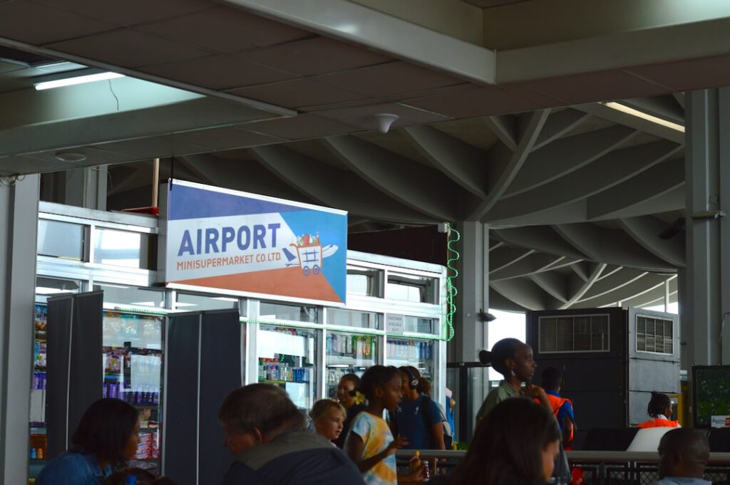 Guarda Compartilhada e Viagens: Autorização e Regras - Robison Souza - Perito em Psicologia Forense Pessoas Em Um Terminal De Aeroporto Perto De Uma Placa ynA_xWeLv78