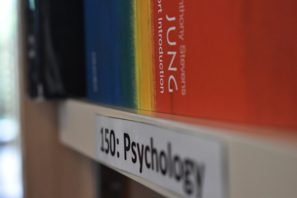 Modelo de Laudo Pericial Psicológico: Estrutura Completa - Robison Souza - Perito em Psicologia Forense Um Close up De Uma Estante De Livros Com Livros Df_HHzSseEg