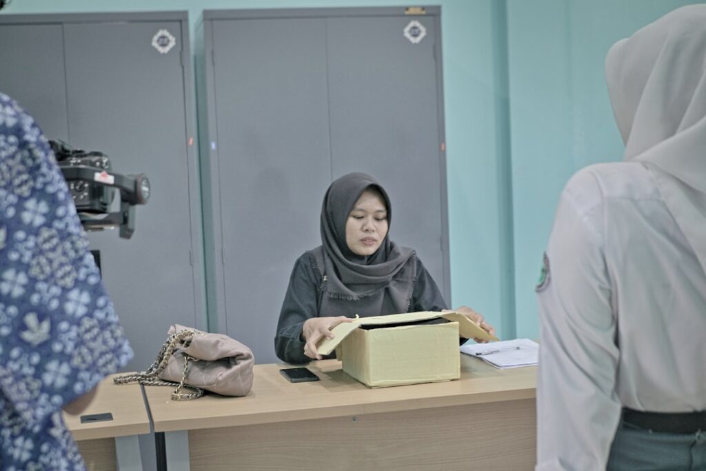 Lei Proíbe Guarda Compartilhada em Violência Doméstica - Robison Souza - Perito em Psicologia Forense Mulher No Hijab Na Mesa Com Papeis qcBvBZoeG M