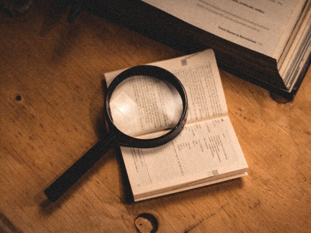 Perícia Forense: O que é e o que ela faz? - Robison Souza - Perito em Psicologia Forense Uma Lupa Sentada Em Cima De Um Livro Aberto LgSTma8GJs