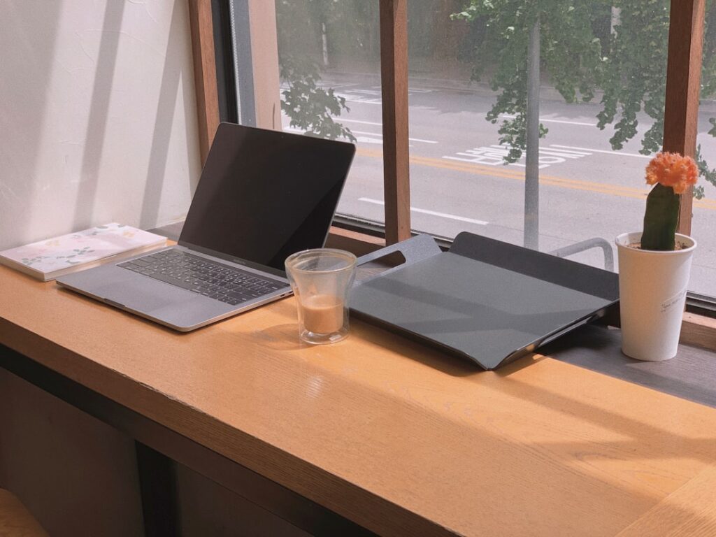 Perícia Forense: qual faculdade fazer e como ingressar? - Robison Souza - Perito em Psicologia Forense Um Laptop E Um Copo De Agua Sobre Uma Mesa MADezathlZo