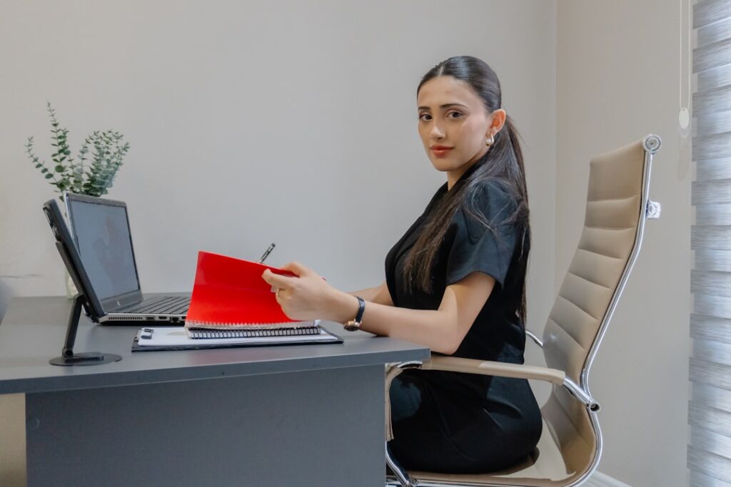 Perito Psicologia Forense: O Guia Completo do Profissional - Robison Souza - Perito em Psicologia Forense Mulher Trabalhando Na Mesa Com Laptop E Pasta Vermelha 57UZ1obpS2M