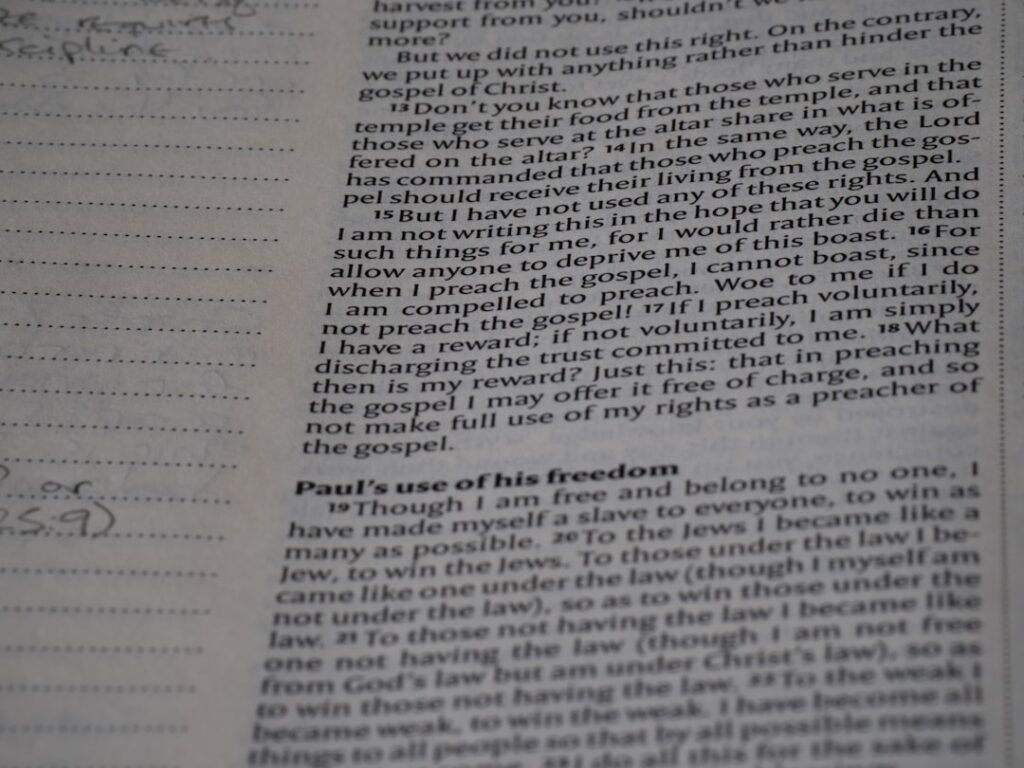 Diferenças entre Psicologia Forense e Criminal - Robison Souza - Perito em Psicologia Forense Um Close up De Um Livro Com Escrita Sobre Ele 0sWsfcXxX3k