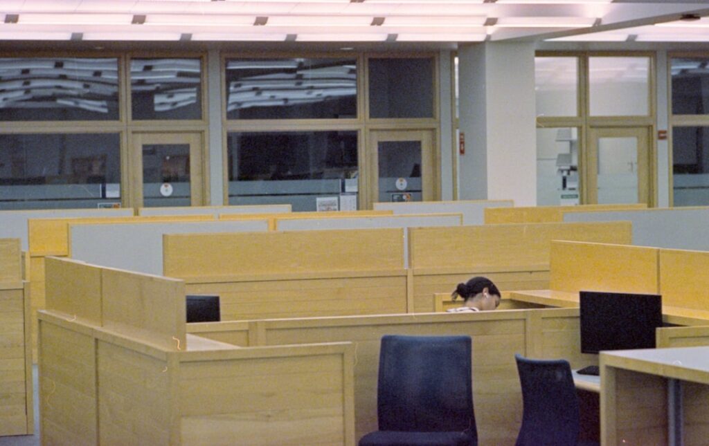 Áreas de Atuação do Psicólogo Jurídico no Direito - Robison Souza - Perito em Psicologia Forense Pessoa Dormindo Em Uma Mesa Em Um Cubiculo De Biblioteca qmBWmRsSifU