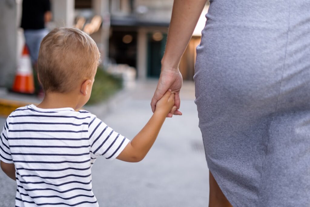 Guarda Compartilhada e Regulamentação de Visitas - Robison Souza - Perito em Psicologia Forense Menino E Mulher De Maos Dadas Ao Ar Livre 5wTuk6vE Kk