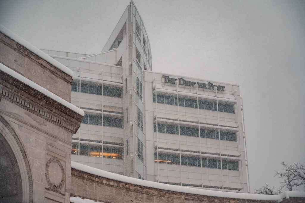 Tribunal de Justiça Ribeirão Preto: Acesso e Serviços - Robison Souza - Perito em Psicologia Forense Edificio De Concreto Branco Sob O Ceu Branco Durante O Dia f6WxON_D3yQ