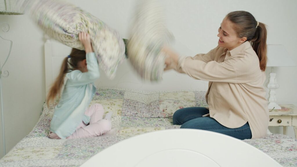 Madrasta pode pedir guarda compartilhada? Entenda a lei - Robison Souza - Perito em Psicologia Forense Mae E Filha Tendo Uma Briga De Travesseiros Na Cama dIK1Gh91rzc