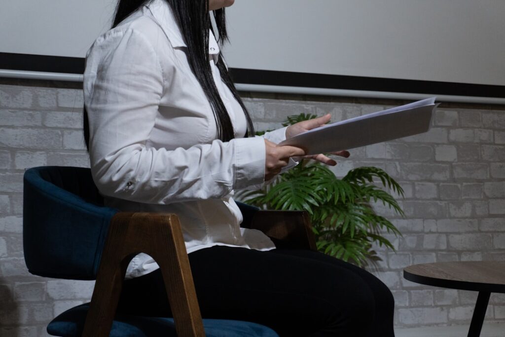 Como funciona a avaliação psicológica? Entenda o processo - Robison Souza - Perito em Psicologia Forense Uma Mulher Segura Um Tablet E Senta Se Em Uma Cadeira TtoIyGOmyzE