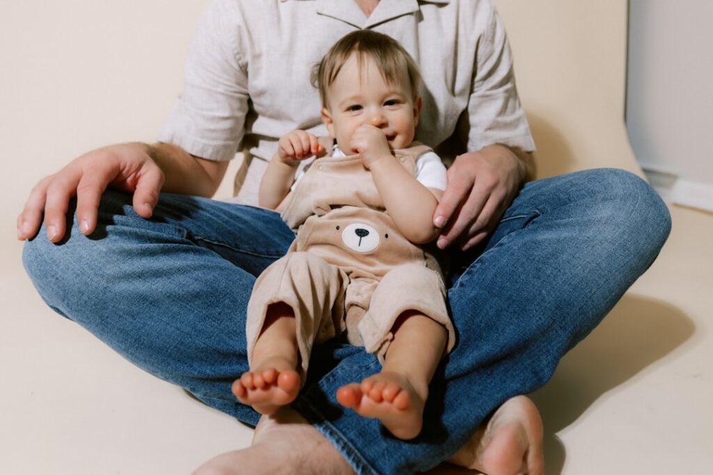 Guarda compartilhada para criança de 2 anos: como funciona? - Robison Souza - Perito em Psicologia Forense Um Bebe Senta Se No Colo De Uma Pessoa Furt7W3vs04