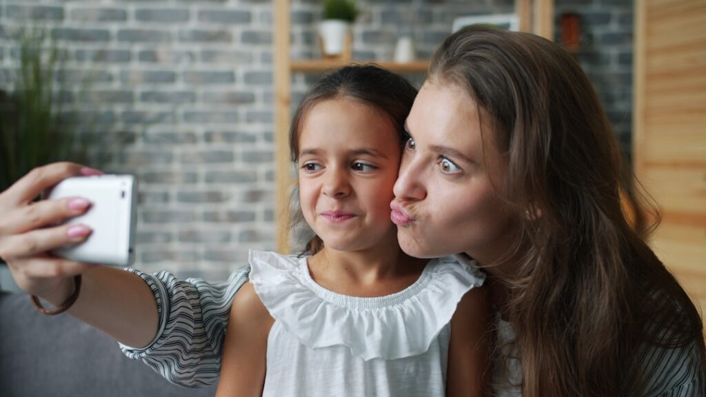 Guarda compartilhada e alternada: não dá pra confundir - Robison Souza - Perito em Psicologia Forense Mae E Filha Tirando Uma Selfie Juntas T0vCjuMY600
