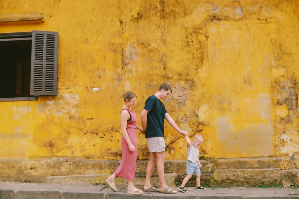 Guarda compartilhada, unilateral e alternada: as diferenças - Robison Souza - Perito em Psicologia Forense Familia Passa Por Uma Parede Amarela Texturizada SFTAGL1AfNc