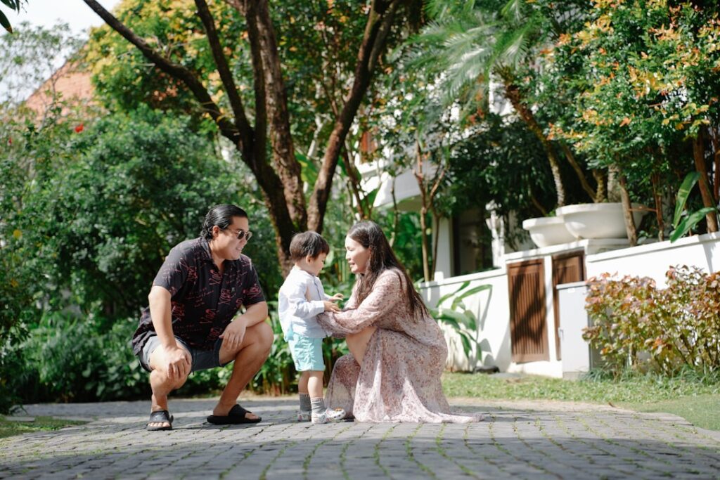 Guarda Compartilhada no Novo Código Civil: O que mudou? - Robison Souza - Perito em Psicologia Forense Familia Interagindo Com O Filho Ao Ar Livre MdD39U3kADo