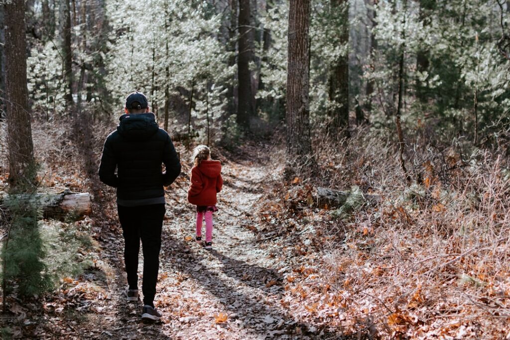 O que é guarda compartilhada e unilateral? Entenda tudo - Robison Souza - Perito em Psicologia Forense Man in Black Jacket and Black Pants Standing in the Middle of Forest During Daytime MpItbN6K398