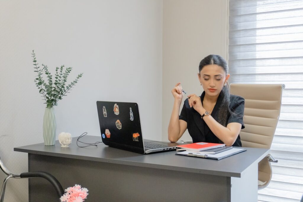 Perícia Psicológica Judicial: O que é e como funciona? - Robison Souza - Perito em Psicologia Forense Uma Mulher Trabalha Em Uma Mesa Com Um Laptop aI3lxcYcnrE