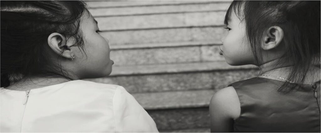 Guarda Compartilhada Contra Alienação Parental - Robison Souza - Perito em Psicologia Forense Fotografia Em Tons De Cinza De Duas Meninas Conversando hSMvJ 3whYc