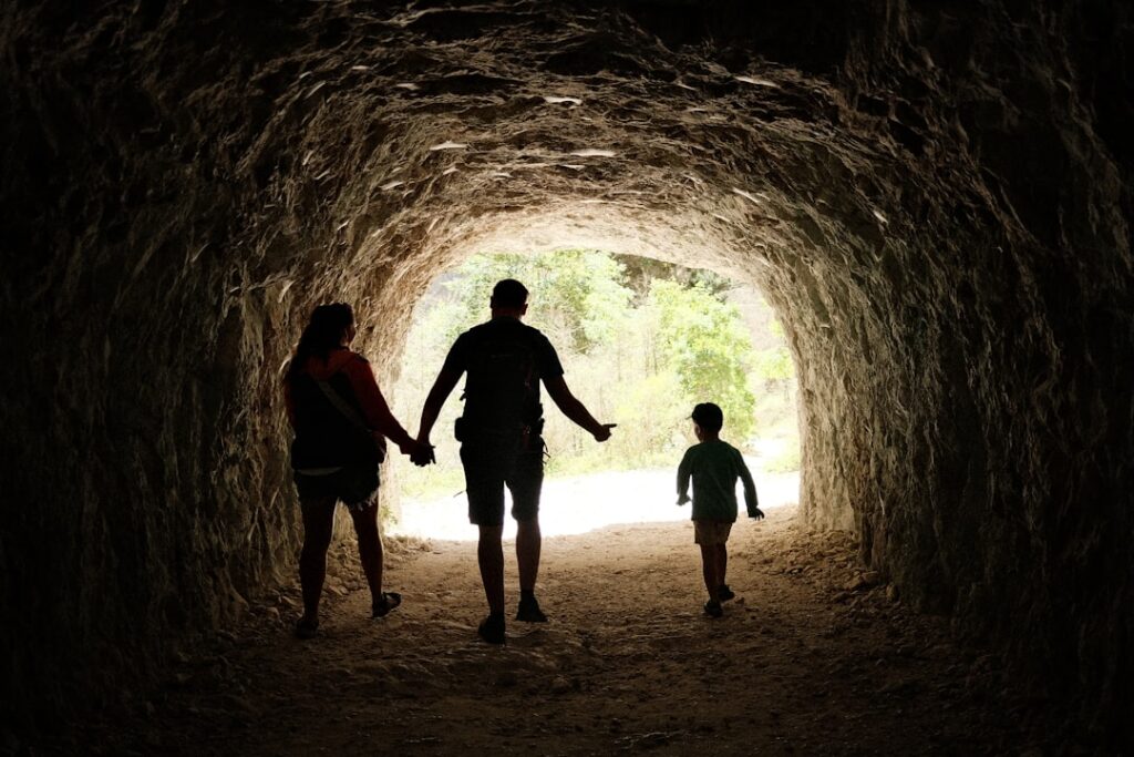 Guarda Compartilhada Resolve a Alienação Parental? - Robison Souza - Perito em Psicologia Forense Familia Caminhando Por Um Tunel Escuro Em Direcao a Luz 9f2Ab42GMAQ