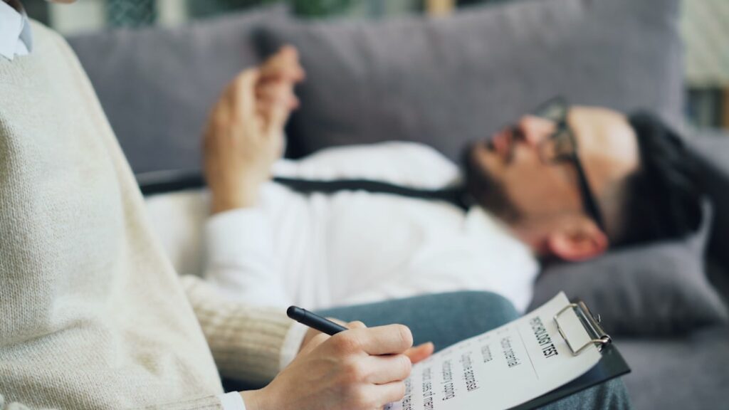 Como Elaborar um Relatório de Avaliação Psicológica - Robison Souza - Perito em Psicologia Forense Uma Pessoa Deitada Em Um Sofa Escrevendo Em Um Pedaco De Papel ZFBrAHDW9P4