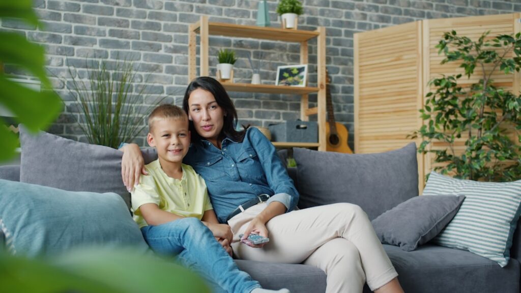 Como pedir a guarda unilateral do filho: passo a passo - Robison Souza - Perito em Psicologia Forense Mae E Filho Sentados Juntos Em Um Sofa XhyZew_vgqY