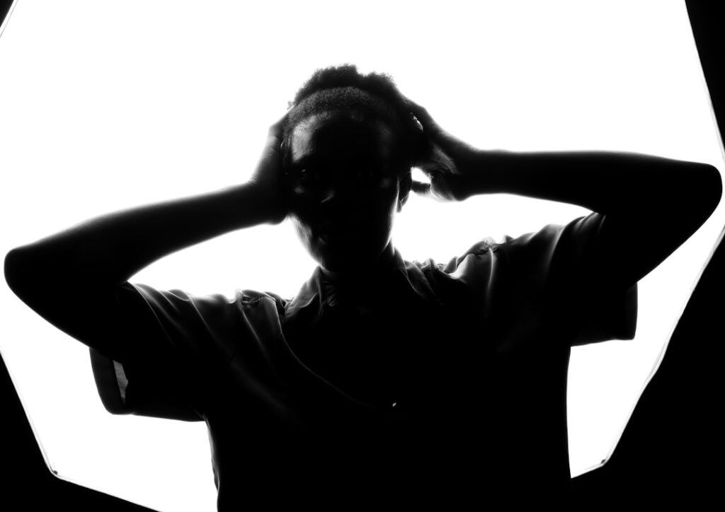 Como pode acontecer a violência psicológica? - Robison Souza - Perito em Psicologia Forense Uma Pessoa Em Pe Na Frente De Um Fundo Branco f_3poGzlN5U