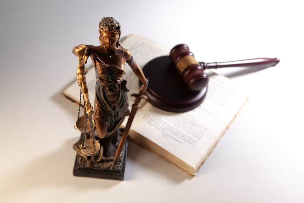 Direito de Família: O Que É e Como Funciona? - Robison Souza - Perito em Psicologia Forense Estatua Da Justica Martelo E Livro Aberto Sobre a Mesa YFz39MOmxnQ