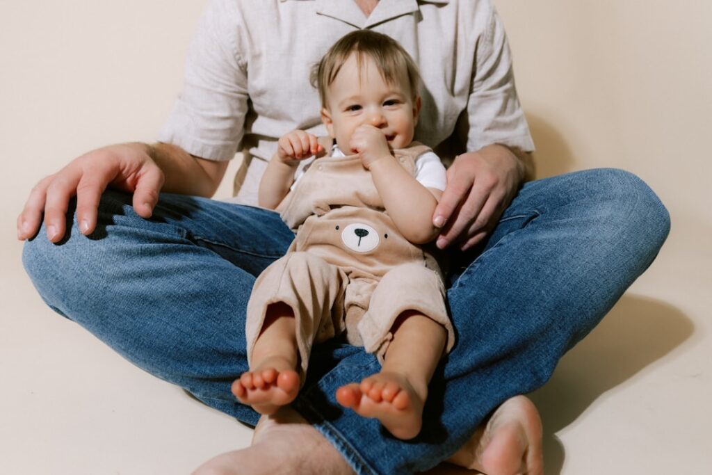 Guarda Compartilhada: Como Fixar a Residência? - Robison Souza - Perito em Psicologia Forense Um Bebe Senta Se No Colo De Uma Pessoa 1ogbfkMNHTI