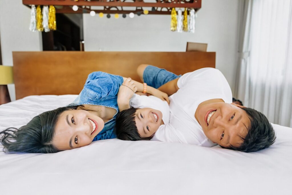 Guarda compartilhada menor de 3 anos: guia completo - Robison Souza - Perito em Psicologia Forense Uma Familia Feliz Deitada Juntos Na Mesma Cama qKkBSG_Cbg0