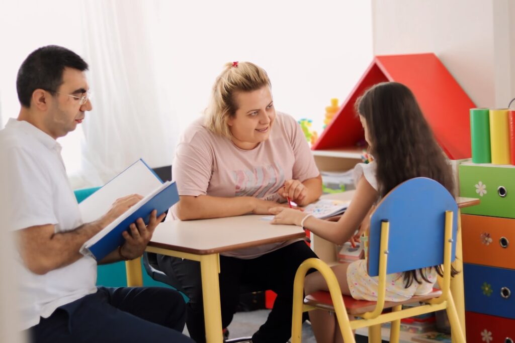 Guarda Compartilhada e Visita Assistida: Como Funciona? - Robison Souza - Perito em Psicologia Forense Um Grupo De Pessoas Sentadas Ao Redor De Uma Mesa Em Uma Sala sjSOXEV_kmY