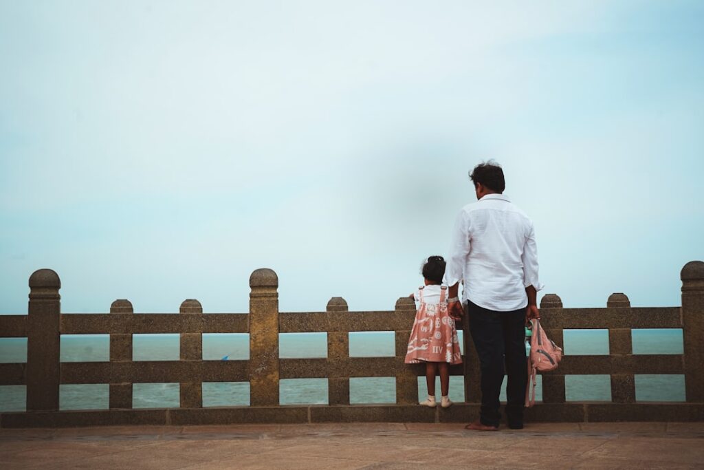 Laudo Psicológico em Alienação Parental: Guia Completo - Robison Souza - Perito em Psicologia Forense Homem E Crianca Olham Para O Mar umrajllcvIA