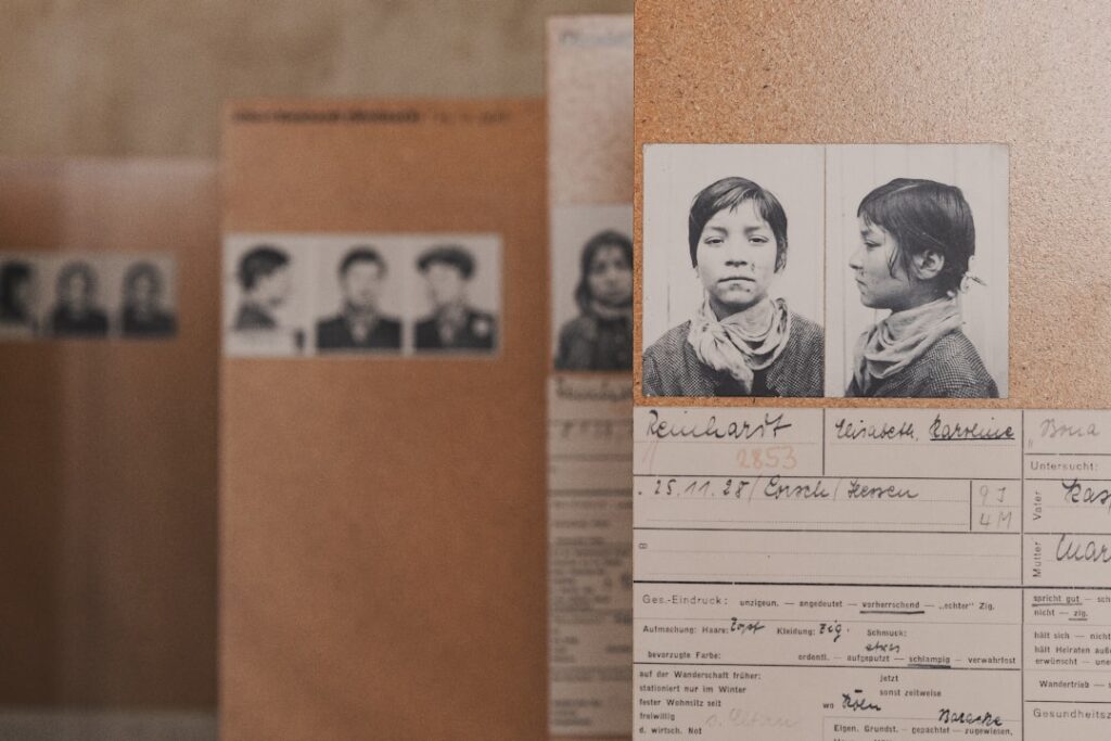 O que é alienação parental no direito de família? - Robison Souza - Perito em Psicologia Forense Um Grupo De Papeis Com Fotos De Mulheres Sobre Eles _7CS2xxtY_Q