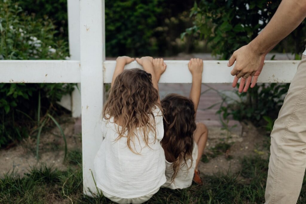 O que é guarda unilateral de filhos e como funciona? - Robison Souza - Perito em Psicologia Forense Duas Criancas Escalam Uma Cerca Branca Ao Ar Livre lN47ERcMxCw