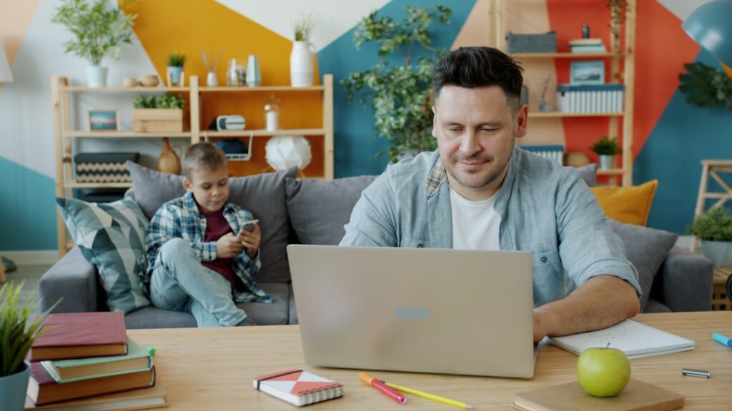 O que é guarda unilateral paterna e como funciona? - Robison Souza - Perito em Psicologia Forense O Pai Trabalha No Laptop Enquanto O Filho Joga No Telefone iWTTMNDL5M8