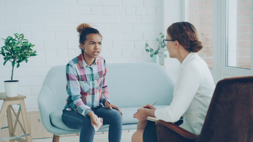 O que é trauma psicológico e como superar? - Robison Souza - Perito em Psicologia Forense Uma Mulher Fala Com Um Terapeuta Em Um Consultorio K_MSe zglGI