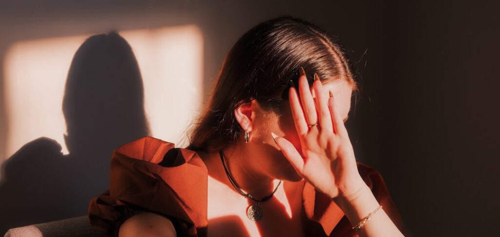 O que é violência psicológica contra a mulher? - Robison Souza - Perito em Psicologia Forense Uma Mulher Sentada Em Uma Cadeira Com as Maos No Rosto byTPMAtWwbk