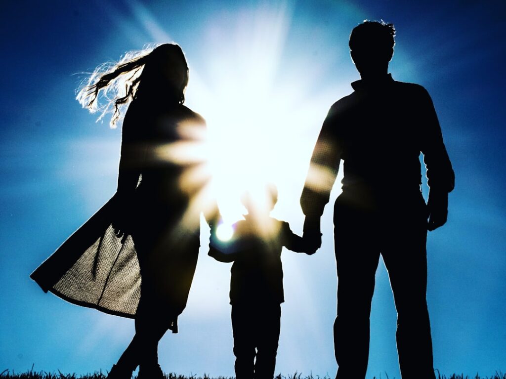 O que é destituição do poder familiar? - Robison Souza - Perito em Psicologia Forense Homem E Mulher De Maos Dadas cnq4x6RGQZY