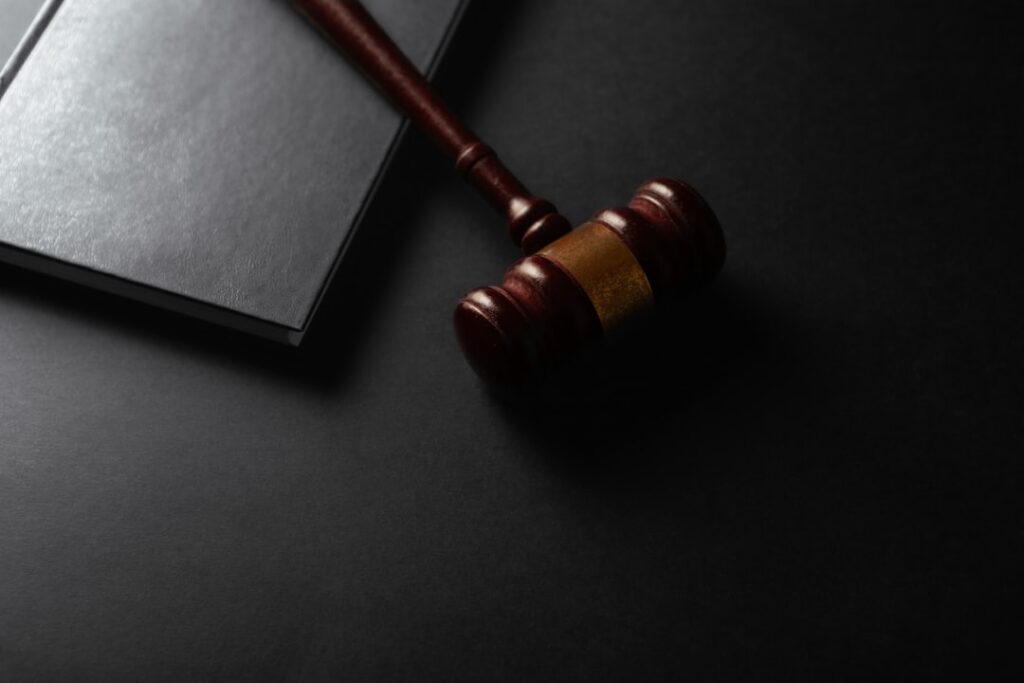 Perda da Guarda Compartilhada: Quando Acontece? - Robison Souza - Perito em Psicologia Forense Martelo De Madeira Repousando Sobre Uma Superficie Escura Ao Lado Do Livro FaTLrG5 ViE