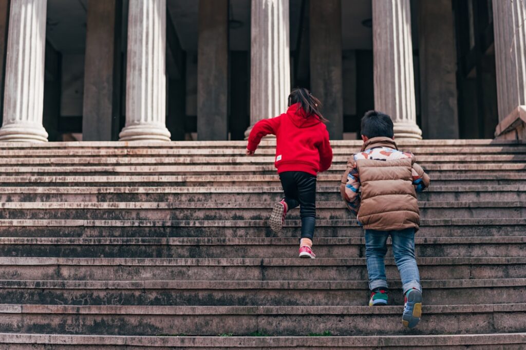 Poder familiar: o que é e como funciona? - Robison Souza - Perito em Psicologia Forense Menina E Menino Correndo Concreto No Andar De Cima 75I5z1OIG_4