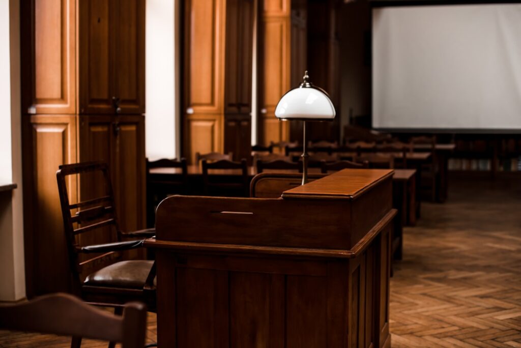 Psicologia Jurídica no Ministério Público: Guia - Robison Souza - Perito em Psicologia Forense Uma Sala Vazia Com Cadeiras E Uma Tela De Projetor MJ6ZvtOr3ds