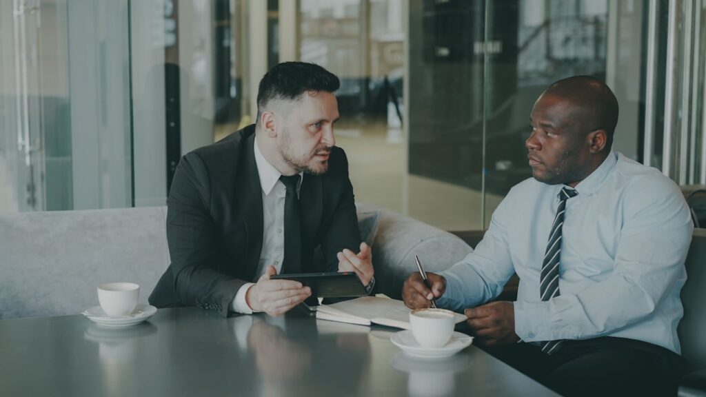 Psicologia Jurídica: O que é e como atuar na área? - Robison Souza - Perito em Psicologia Forense Dois Homens Negocios Discutindo Trabalho Sobre Coffee FXRsHglusO4