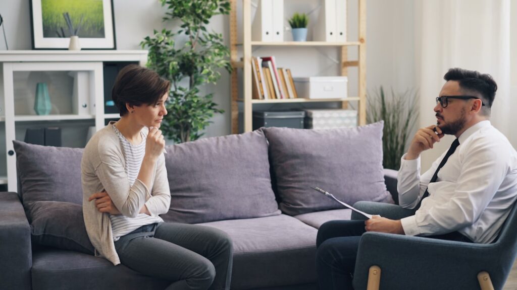 Quanto Custa um Parecer Psicológico? - Robison Souza - Perito em Psicologia Forense Um Homem E Uma Mulher Sentados Em Um Sofa Conversando Kc EiJ SCM0