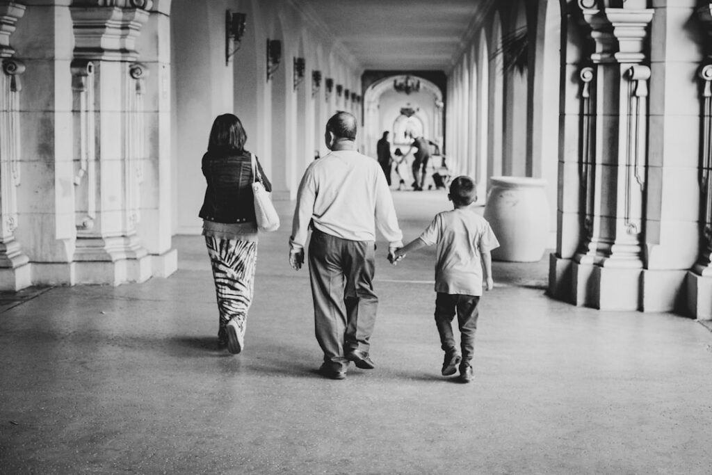 TCC: Guarda Compartilhada e Alienação Parental - Robison Souza - Perito em Psicologia Forense Fotografia Em Escala De Cinza De Pessoas Caminhando wx7phF4RFLw