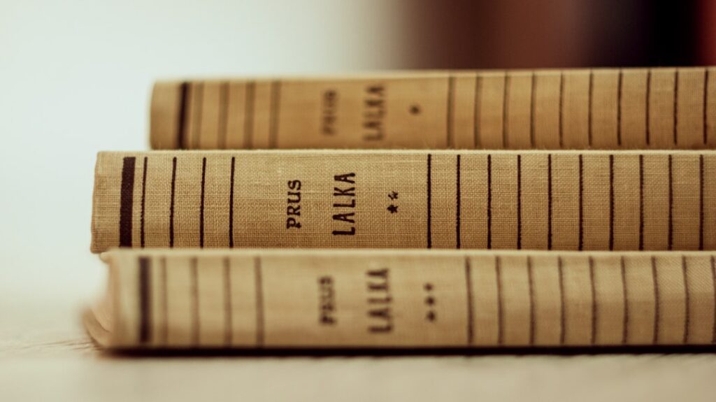 Um Close up De Tres Livros Sobre Uma Mesa dkis7G6C37I