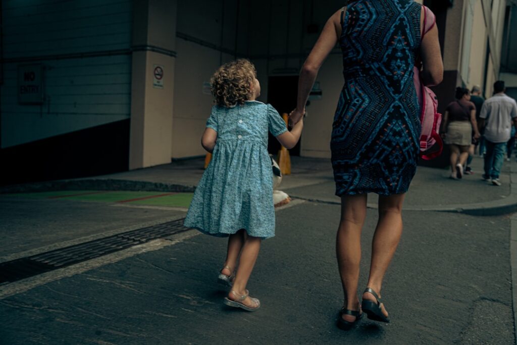 Guarda Unilateral Materna: o que é e como funciona - Robison Souza - Perito em Psicologia Forense Uma Mulher E Uma Crianca Andando Por Uma Rua k8qLthbiLL8