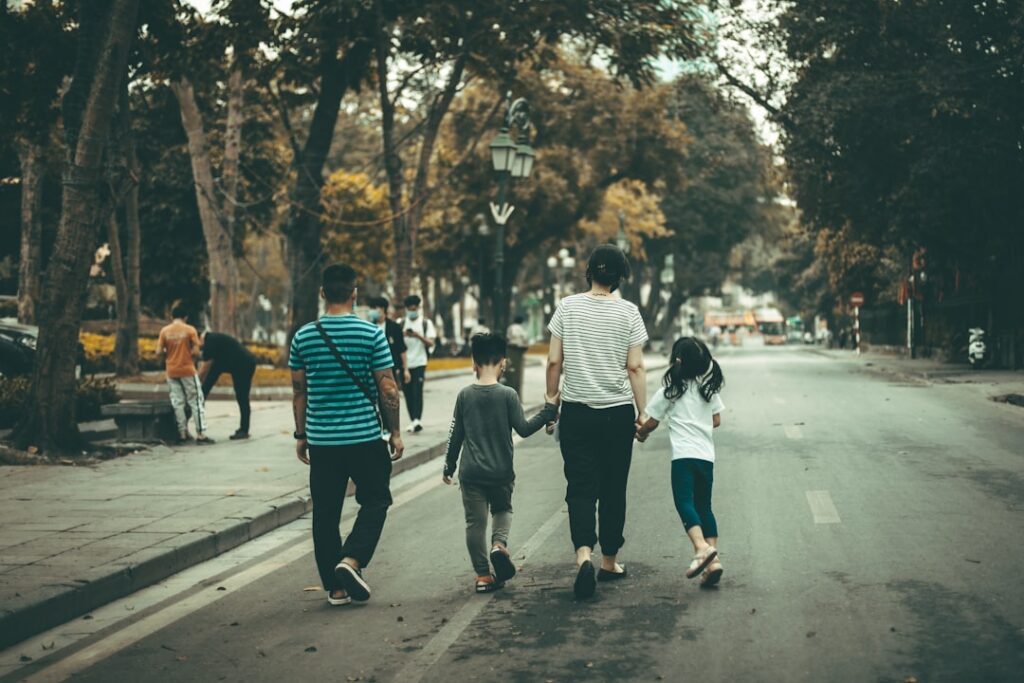 Pessoas Andando Na Rua Durante O Dia ykIk7PsunSo