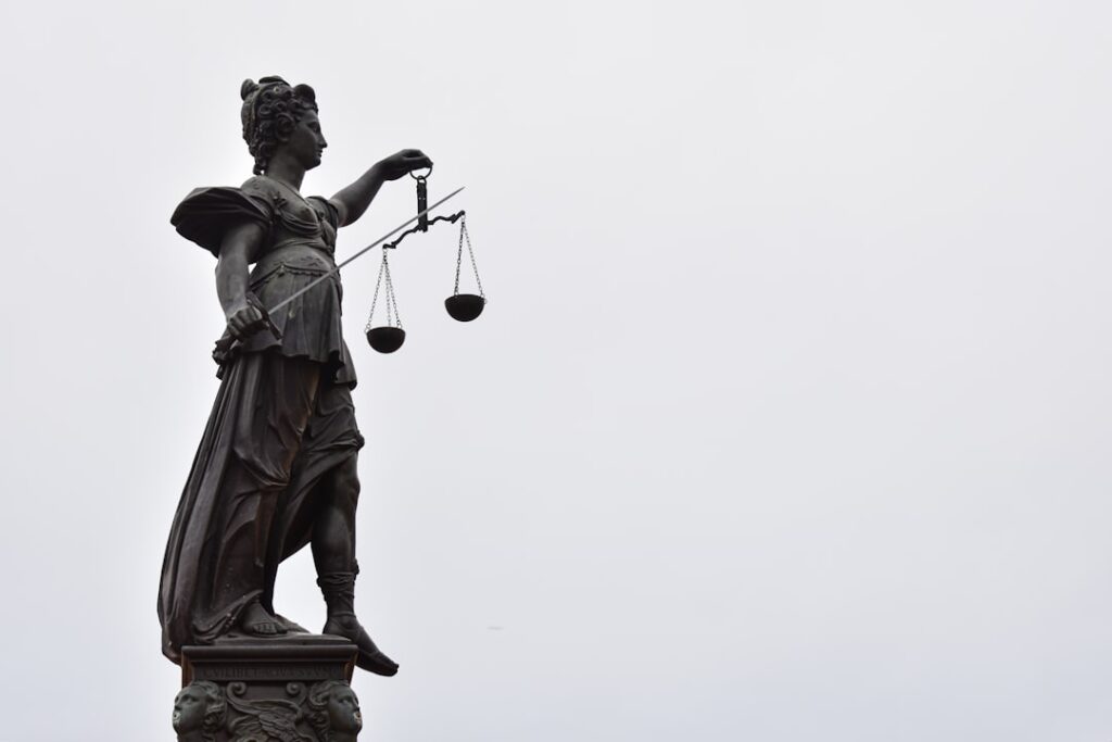 Quando a Violência Psicológica É Crime? - Robison Souza - Perito em Psicologia Forense Uma Estatua Da Senhora Justica Segurando Uma Balanca De Justica BEKde68fePU