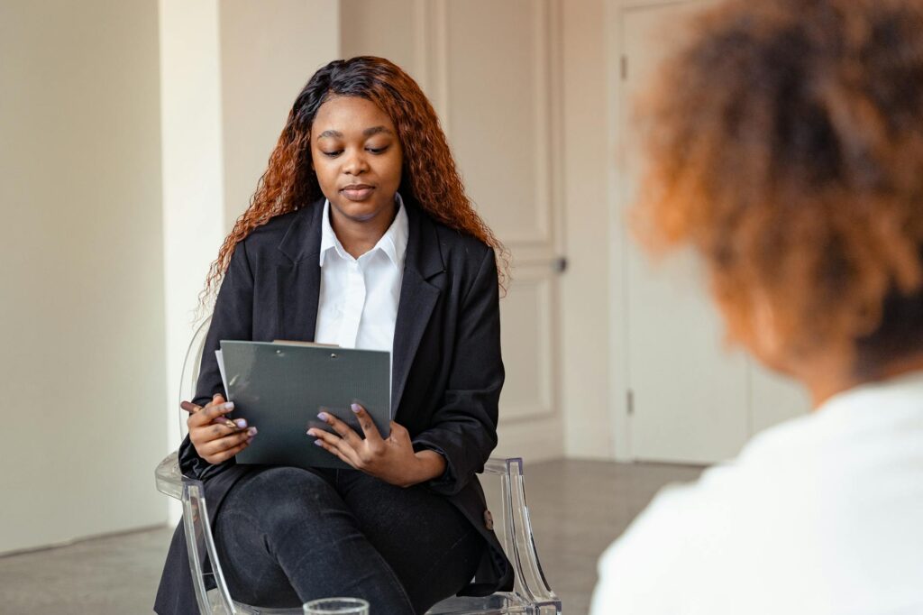 Quem pode fazer avaliação psicossocial - Robison Souza - Perito em Psicologia Forense Therapist conducting a session with a client, focusing on mental health care.
