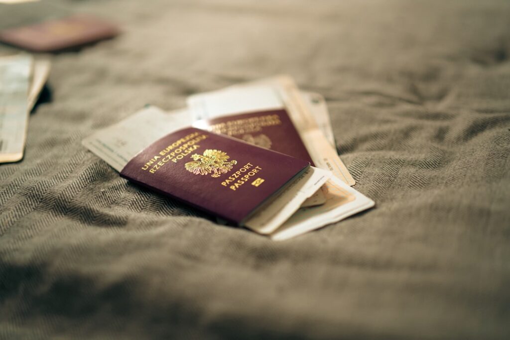 Guarda Unilateral Precisa de Autorização para Viajar? - Robison Souza - Perito em Psicologia Forense Os Passaportes Estao Apoiados Em Uma Superficie Texturizada E Neutra FjglQyWfkpQ