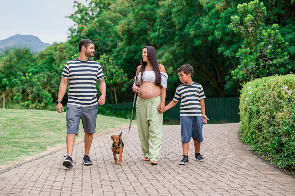 Como surgiu a lei de alienação parental - Robison Souza - Perito em Psicologia Forense A joyful family walking their dog in lush greenery.